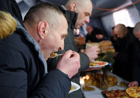 يتناول-وجبات-الطعام-بعد-تبادل-أسرى-الحرب-في-منطقة-دونيتسك