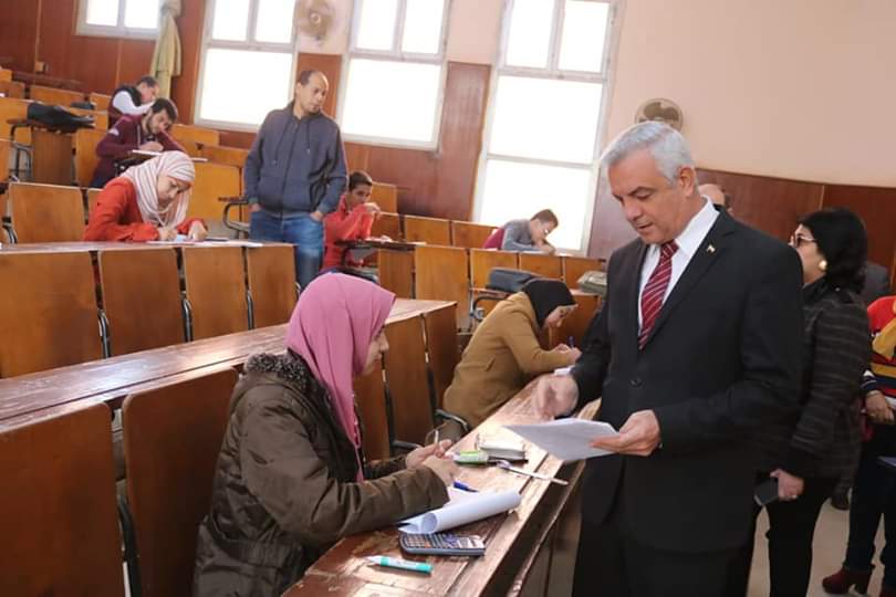رئيس جامعة المنوفية يتفقد لجان الامتحانات  (3)