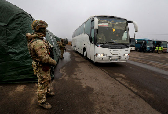وصول-حافلة-تنقل-المواطنين-الأوكرانيين-إلى-نقطة-تفتيش-بعد-تبادل-أسرى-الحرب
