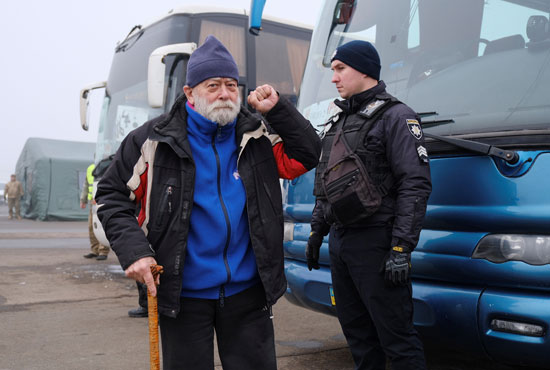 رجل-يستقل-حافلة-للمتمردين-المؤيدين-لروسيا-خلال-تبادل-أسرى-الحرب-في-منطقة-دونيتسك