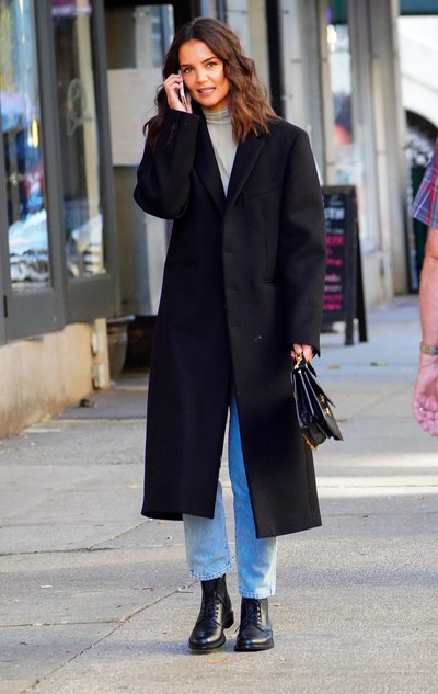 كاتي هولمز ترتدي معطف Wardrobe.NY .