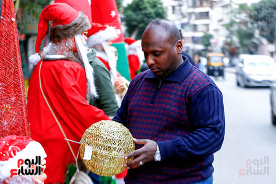 رجل يحمل إحدى زينات الكريسماس