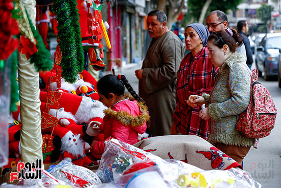 المصريون يشترون زينة الكريسماس