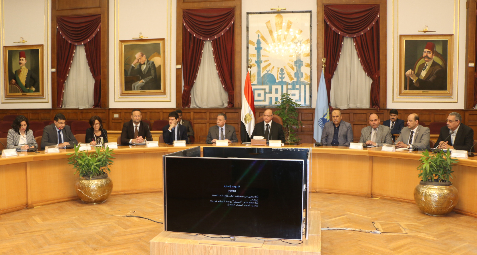 محافظ القاهرة خلال اجتماعه مع الوفد الإيطالى (1)