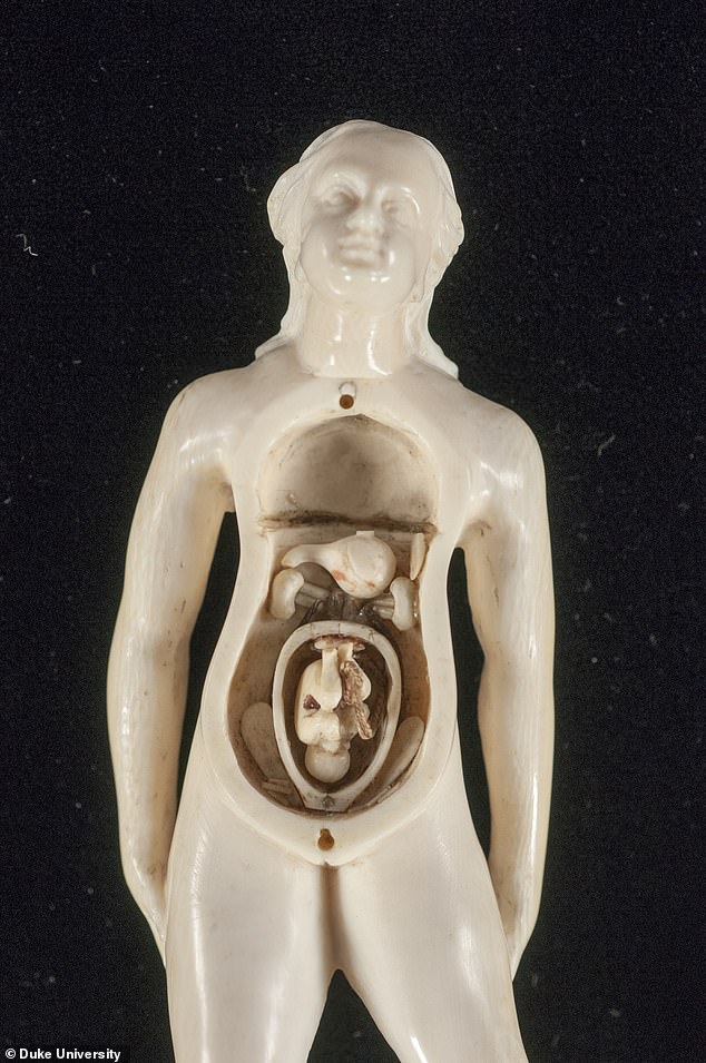 تمثال لسيدة وبداخلها جنين