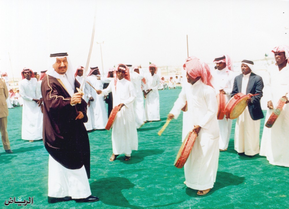 الأمير متعب بن عبدالعزيز يرقص العرضة مع أهالي حائل 1408ه