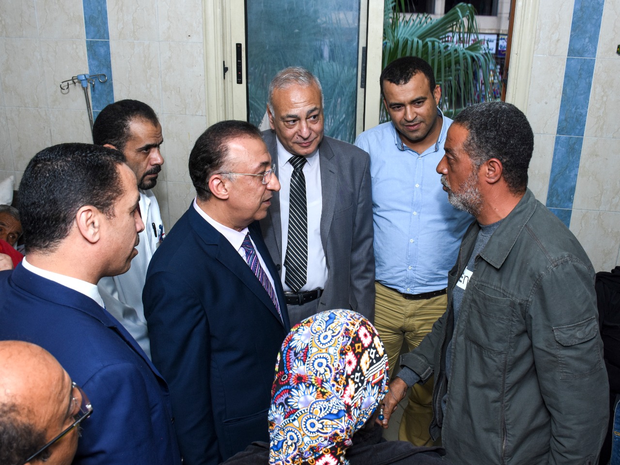 محافظ الإسكندرية يقوم بزيارة مفاجئة لمستشفى العامرية العام (1)