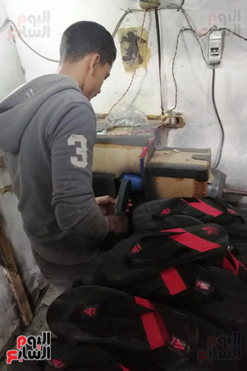قصة نجاح شاب من صانع أحذية رياضية لصاحب مصنع بالمنوفية (2)