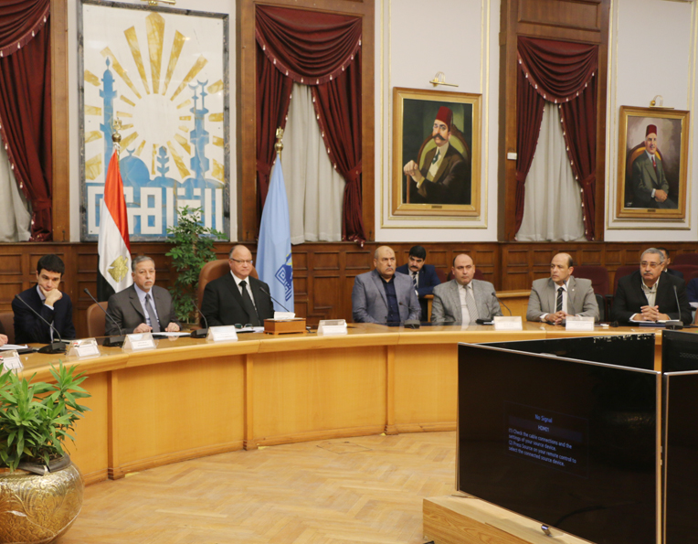 محافظ القاهرة خلال اجتماعه مع الوفد الإيطالى (4)