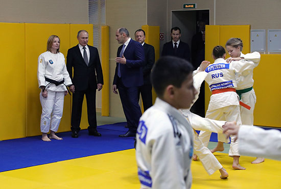 الرئيس الروسي بوتين يزور نادي الجودو المحلي في سانت بطرسبرج