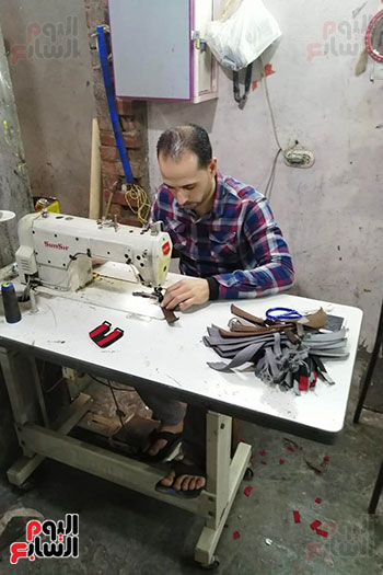 قصة نجاح شاب من صانع أحذية رياضية لصاحب مصنع بالمنوفية (7)