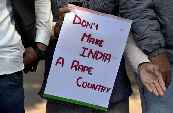 لافتة-مكتوب-عليها-لا-تجعلوا-الهند-بلدا-للاغتصاب