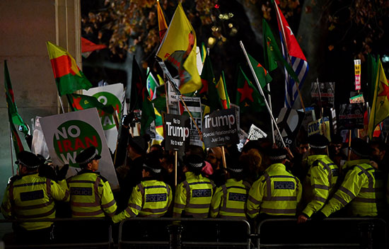 رجال الامن فى لندن يحاصرون المتظاهرين