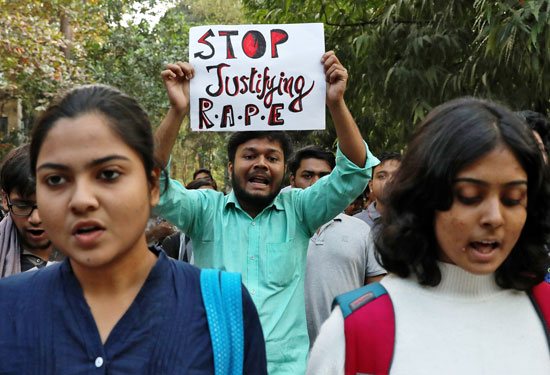 شاب-هندى-يرفع-لافتة-ضد-تبرير-الاغتصاب