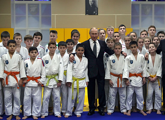 الرئيس الروسى يلتقط صورة مع أعضاء نادي الجودو المحلي