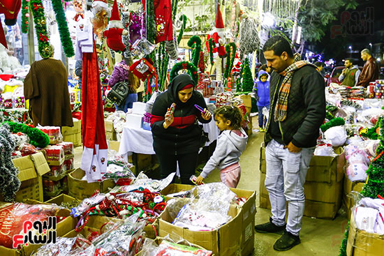 الكريسماس يجمع المسيحين والمسلمين وشراء الهدايا