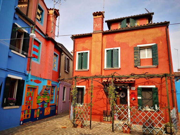 ألوان زاهية تزين منازل جزيرة بورانو الإيطالية