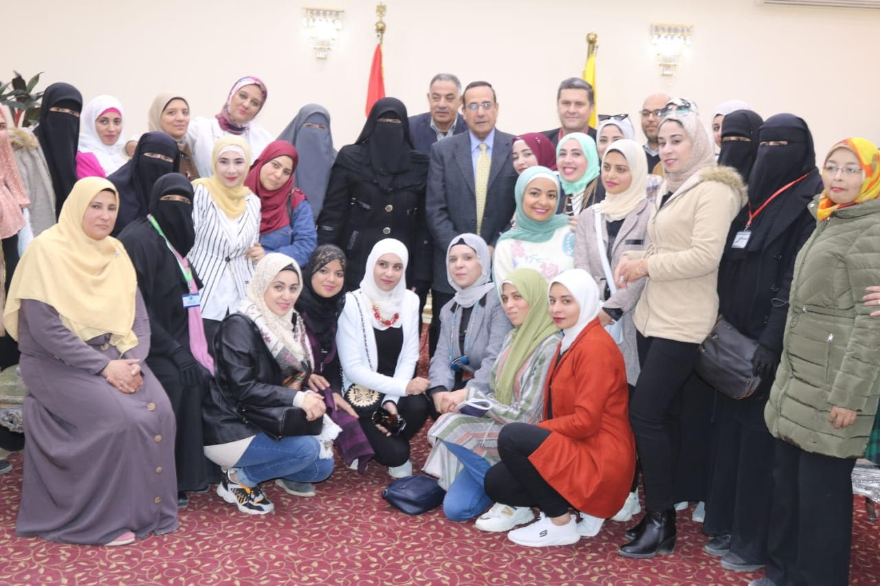 محافظ شمال سيناء مع معلمات رياض الأطفال (5)