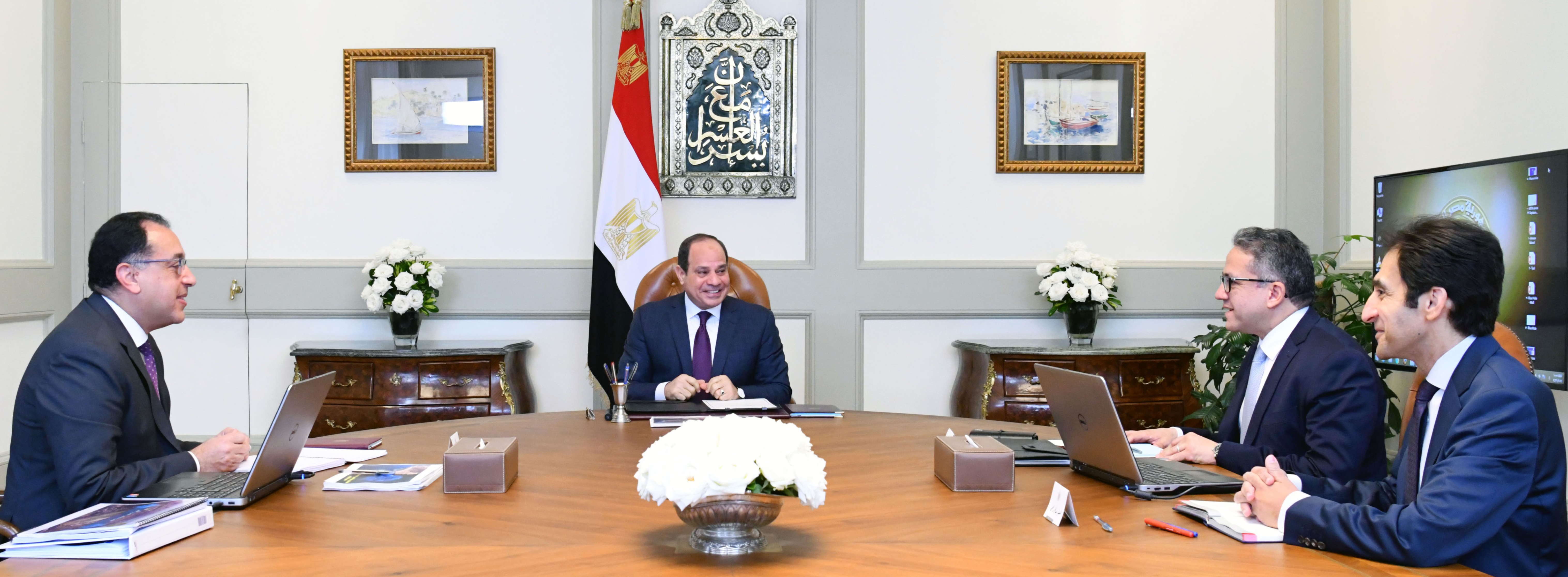 السيد الرئيس يجتمع مع السيد رئيس مجلس الوزراء، والسيد وزير السياحة والآثار