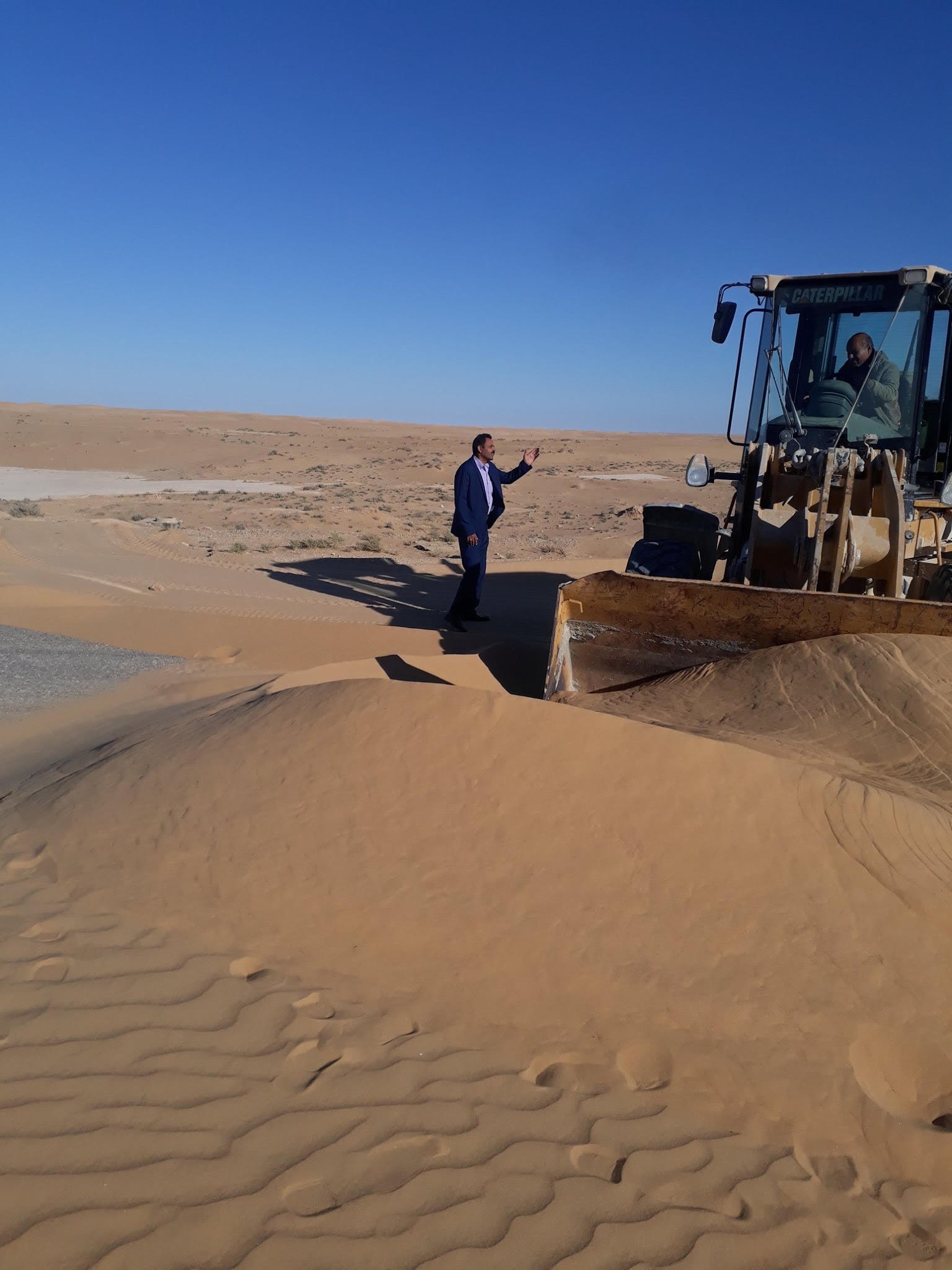 إزالة الرمال وفتح طريق بوسط شمال سيناء (4)