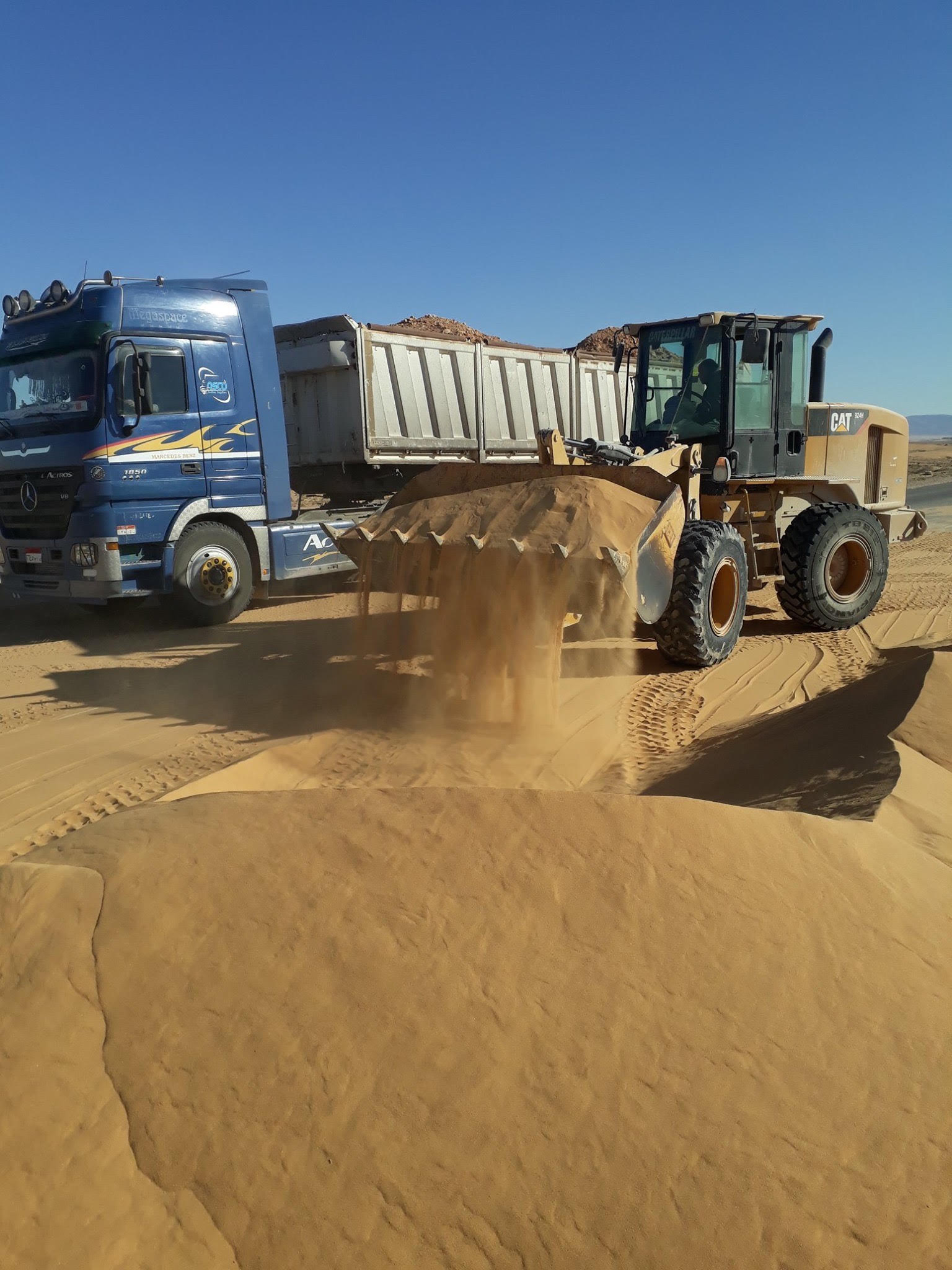 إزالة الرمال وفتح طريق بوسط شمال سيناء (2)