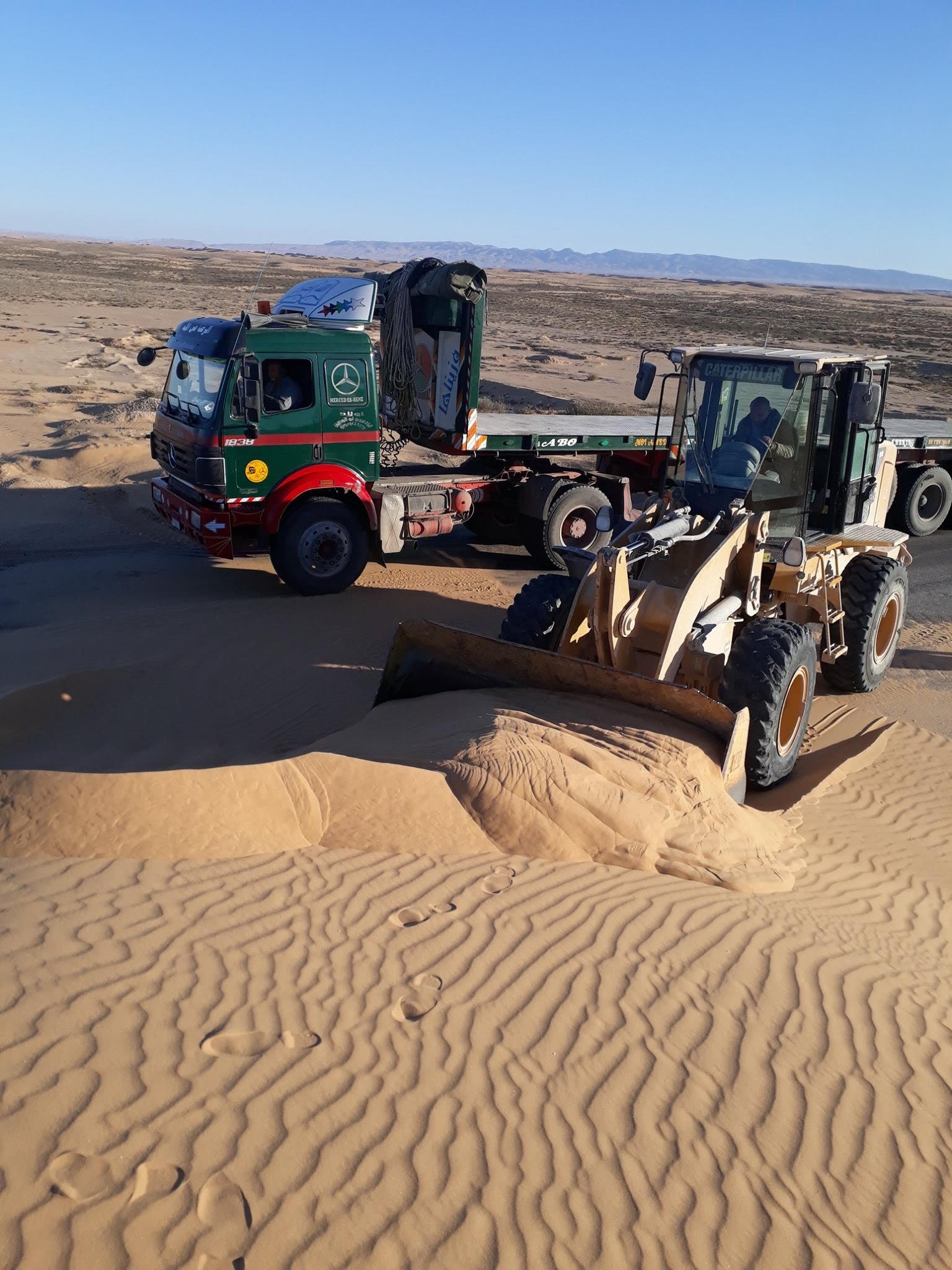 إزالة الرمال وفتح طريق بوسط شمال سيناء (1)