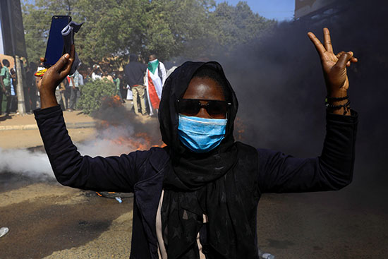 امرأة سودانية تحتفل خارج المحكمة