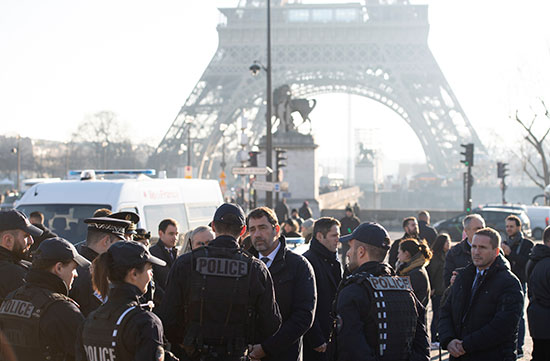 وزير الداخلية الفرنسي كريستوف كاستانير أثناء زيارته لمنطقة برج إيفل فى باريس