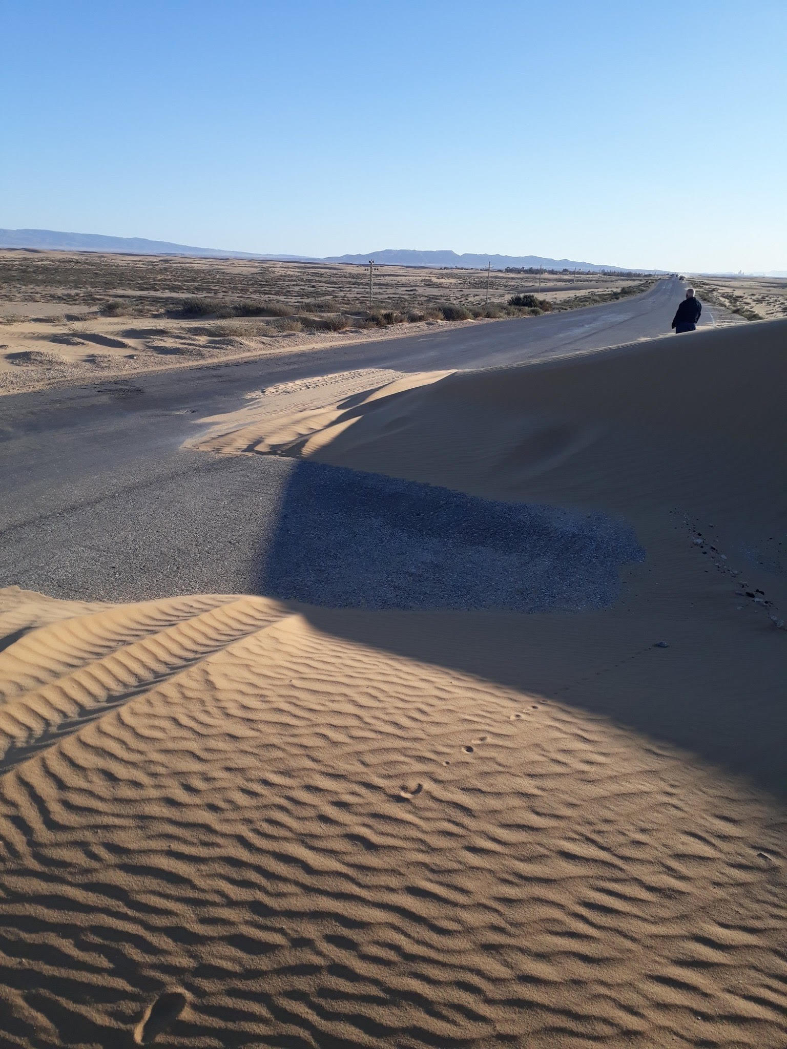 إزالة الرمال وفتح طريق بوسط شمال سيناء (3)