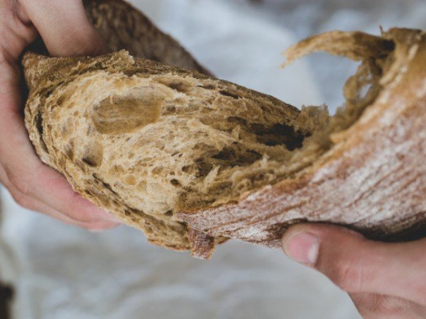 تناول الخبز المصنوع من الحبوب  الكاملة