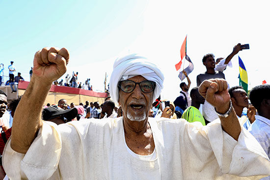 رجل سودانى يحتفل خارج المحكمة في أم درمان
