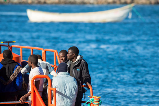 المهاجرين داخل سفينة الانقاذ الاسبانية
