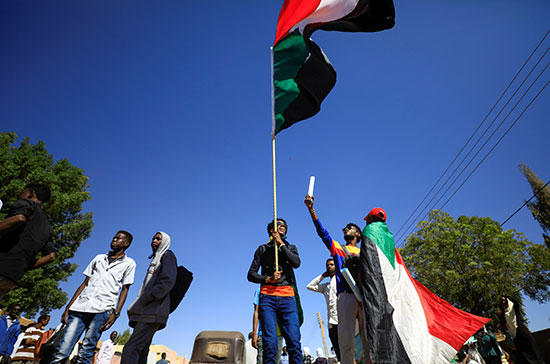 مدنيون سودانيون يحتفلون بعد الحكم على 27 من أعضاء جهاز المخابرات الوطنى بالإعدام شنقًا لمقتل أحد المعلمين المحتجزين فى فبراير