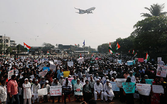 ألاف يشاركون فى إحتجاجات مومباى