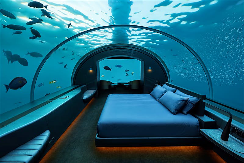 في جزر المالديف ، يمكنك الغوص ليلاً والنوم تحت الماء