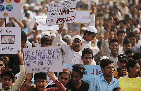 شباب يشاركون فى الإحتجاجات الهندية