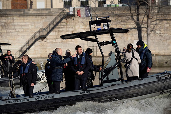 وزير الداخلية الفرنسى يقوم بدورية على نهر السين فى باريس