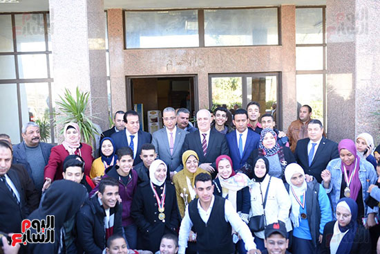 صورة تذكارية للوزير مع طلبة جامعة الفيوم