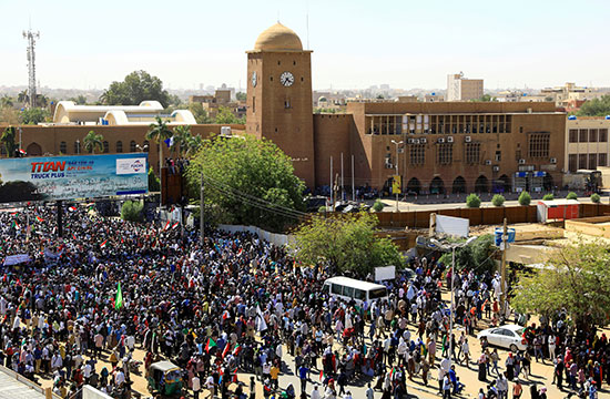 مدنيون سودانيون يتجمعون خارج المحكمة في أم درمان