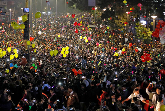 الناس يطلقون البالونات أثناء احتفالهم بحدث العد التنازلي للعام الجديد في الهند