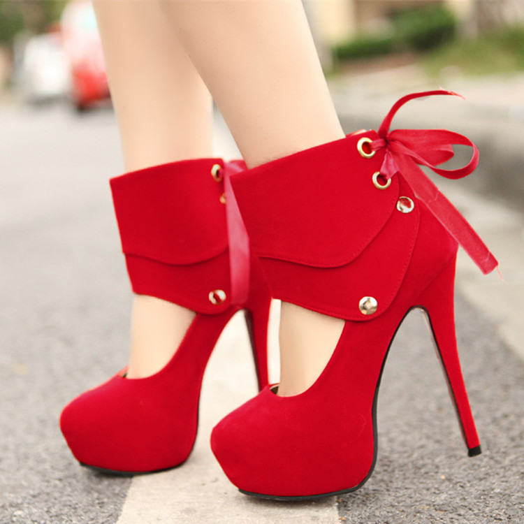نصائح لارتداء حذاء ذو لون أحمر