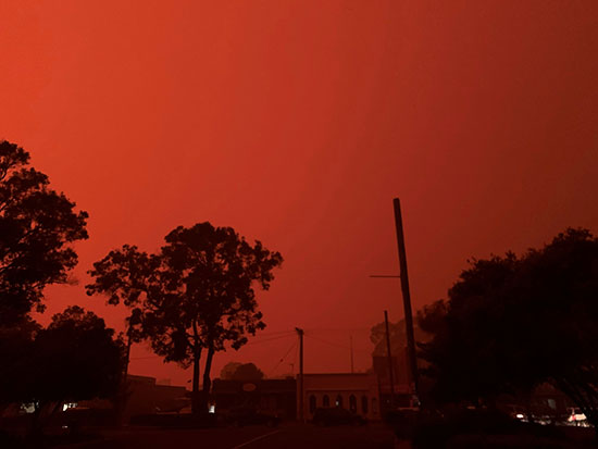 الحرائق تغير لون السماء للأحمر فى مالاكوت