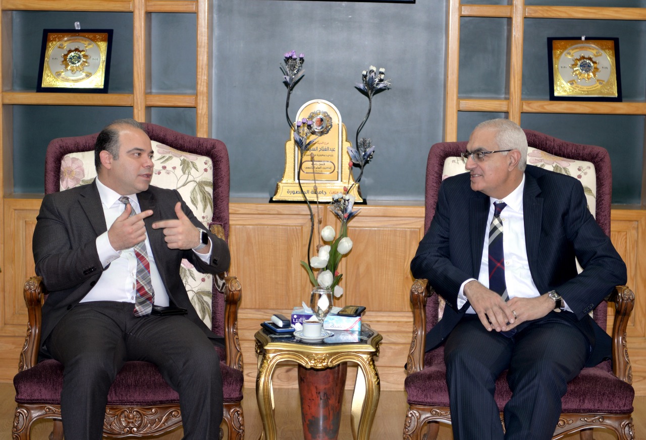 رئيس البورصة المصرية مع رئيس جامعة المنصورة