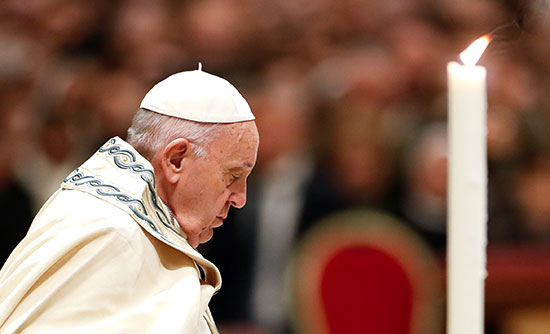 البابا قرانسيس يؤدى الصلاة