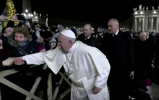 امرأة تجذب البابا فرانسيس