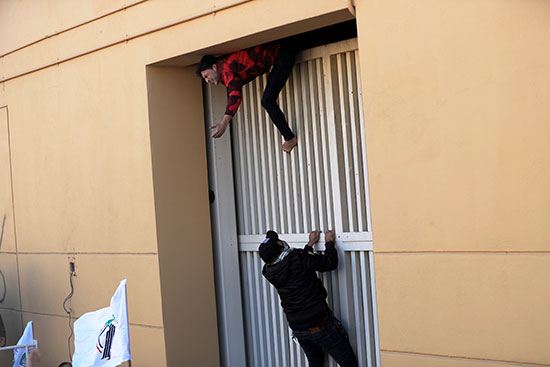 محتجون يحاولون إقتحام السفارة