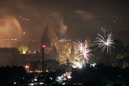 احتفالات فوق مجمع معبد برامبانان فى اندونيسيا