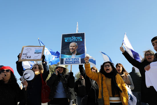 متظاهرون-يرفعون-صور-نتنياهو