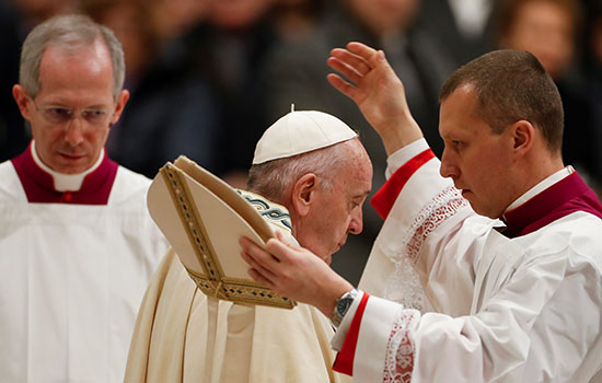 البابا فرانسيس يصل الفاتيكان ليقود صلاة الغروب