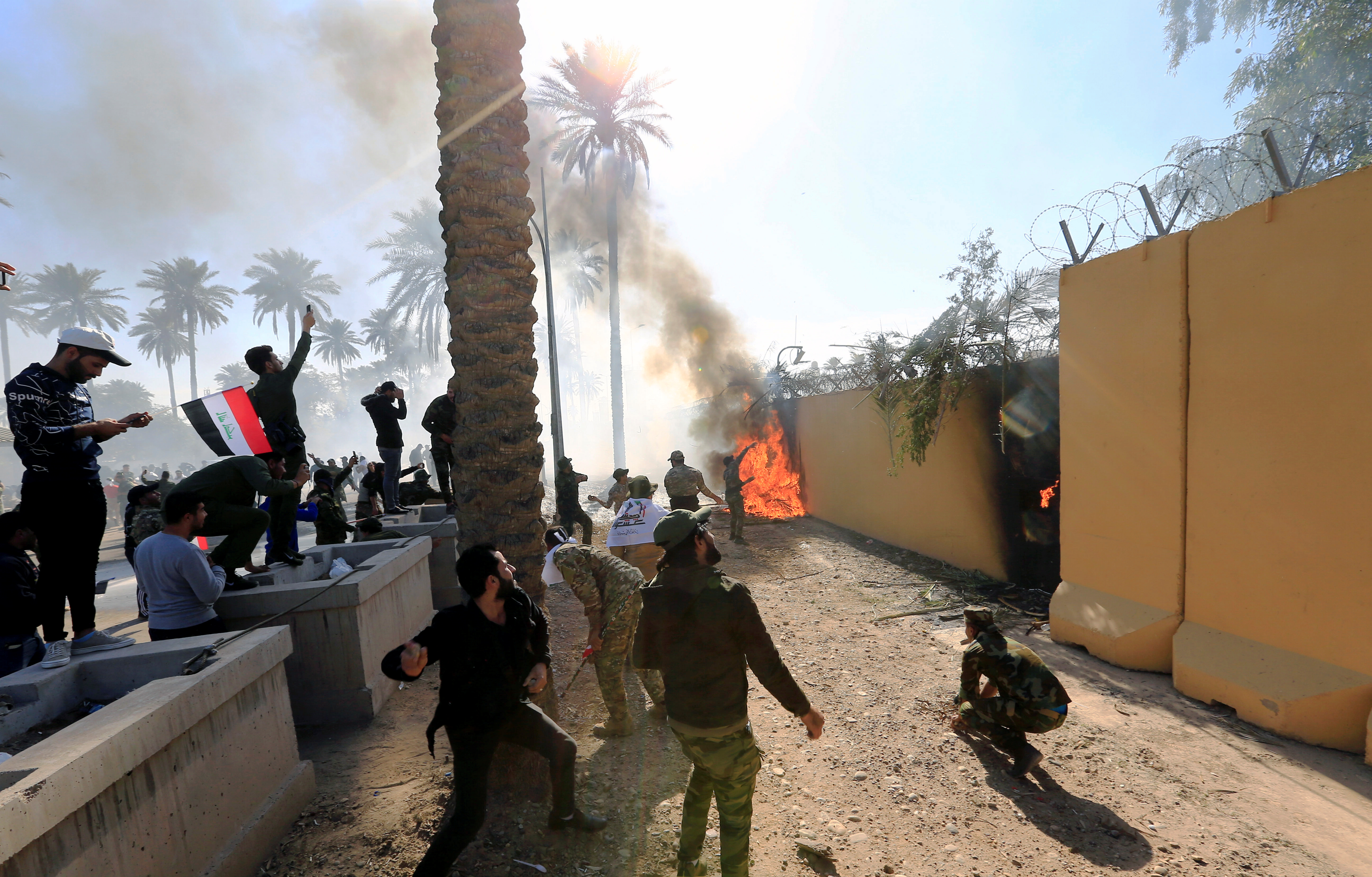 حريق أمام مقر السفارة الأمريكية فى بغداد (1)